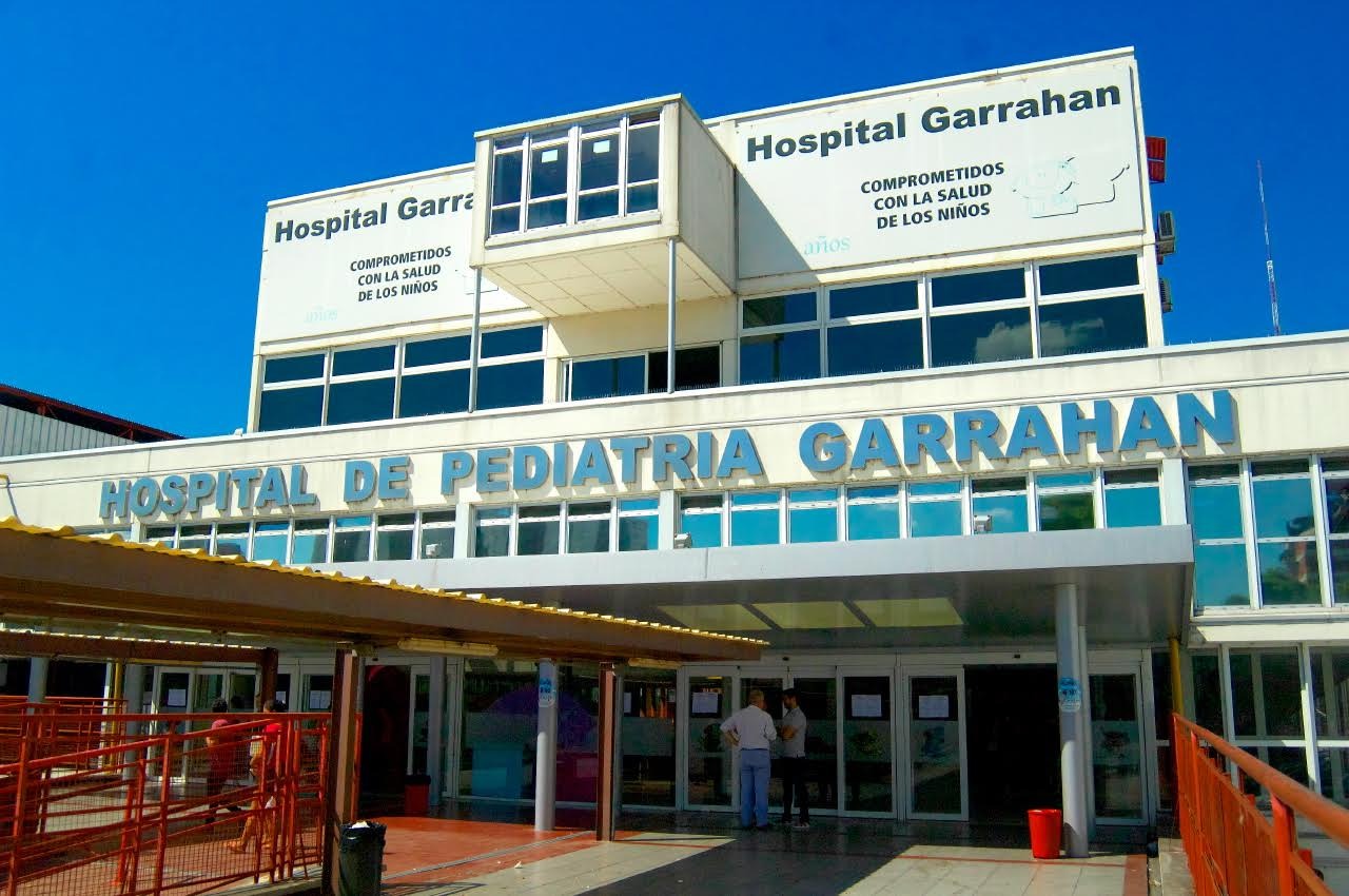 La imagen muestra una foto del Hospital Garrahan