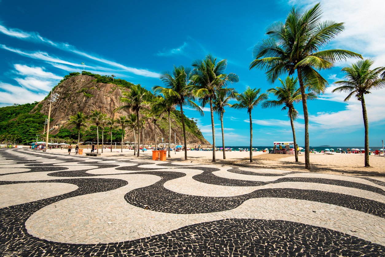 La imagen muestra la playa de Ipanema