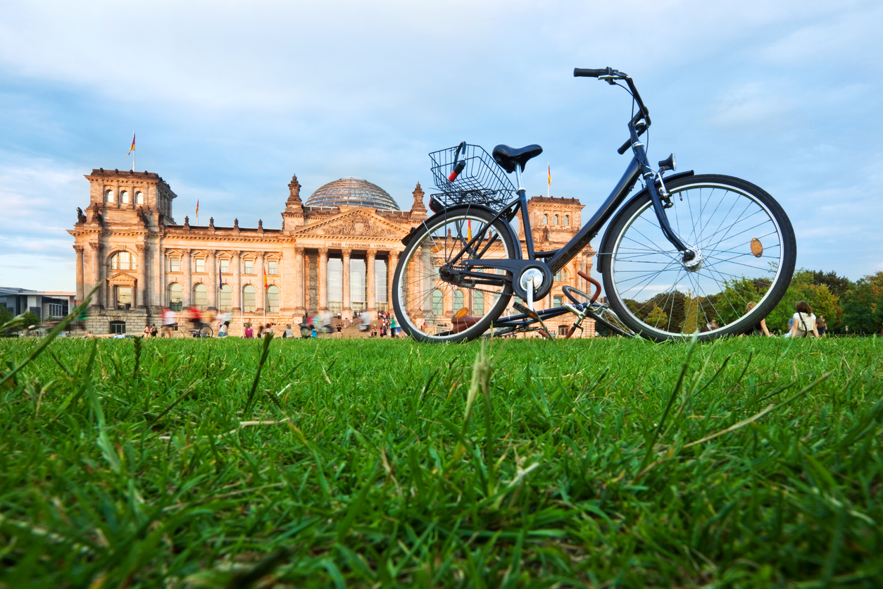 Verano en Berlín (La imagen muestra el parlamento alemán y en primer plano una bicicleta apoyada sobre césped)