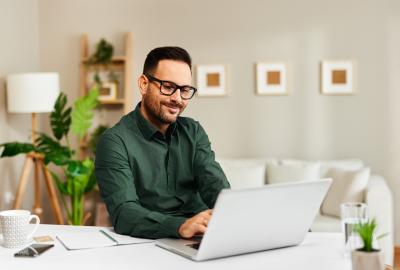 Hombre frente a computadora 