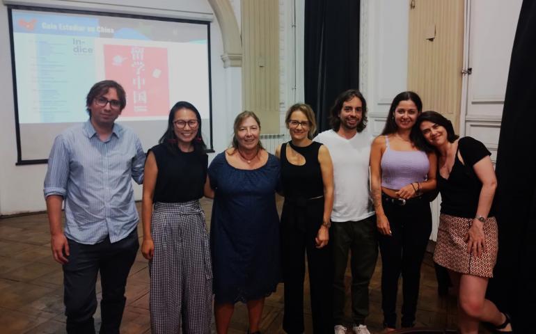 En la imagen se ve a las autoridades del Laboratorio de idiomas junto a miembros de ADEBAC