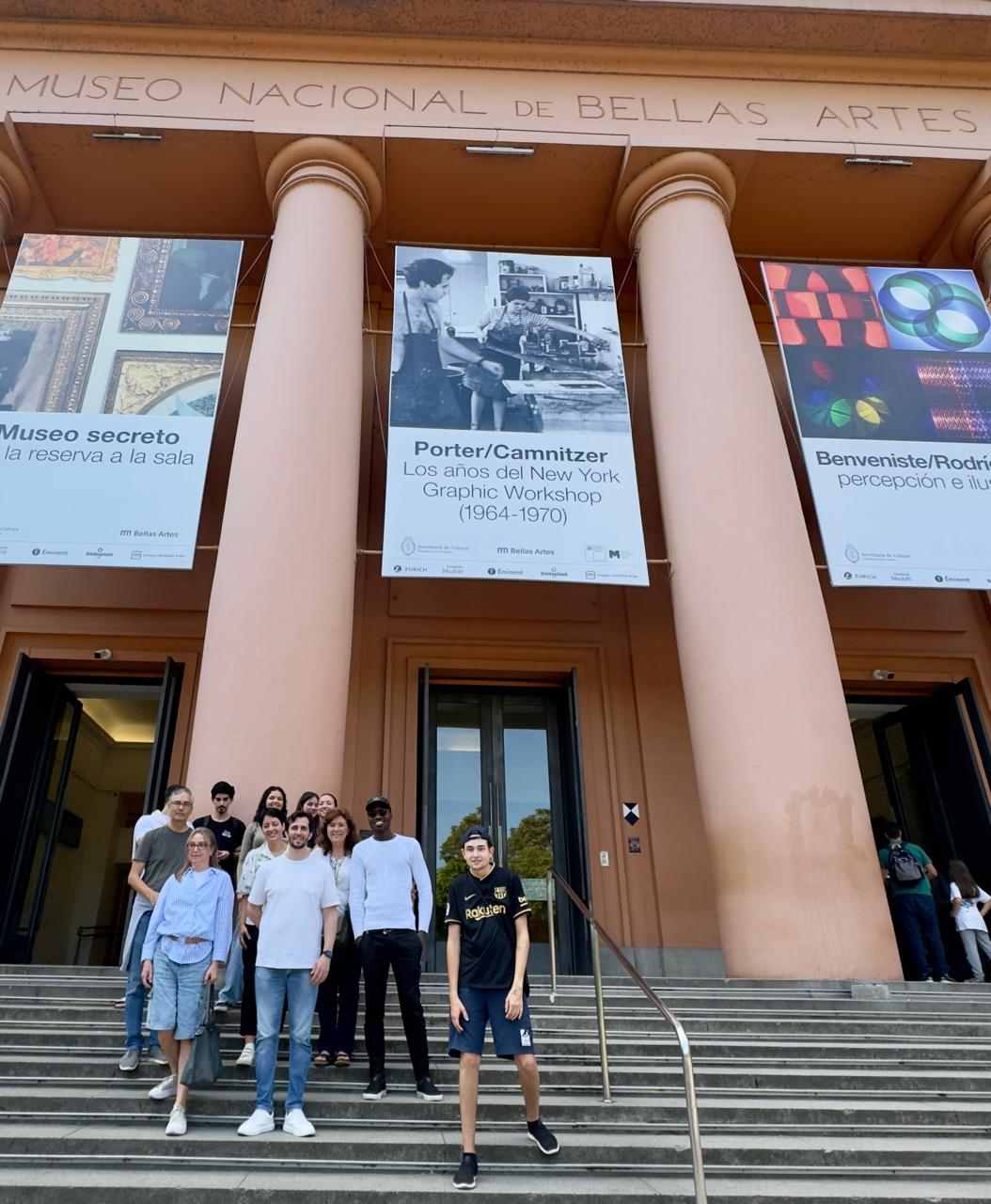 La imagen muestra a un grupo de etudiantes en las escaleras del Museo de Bellas Artes