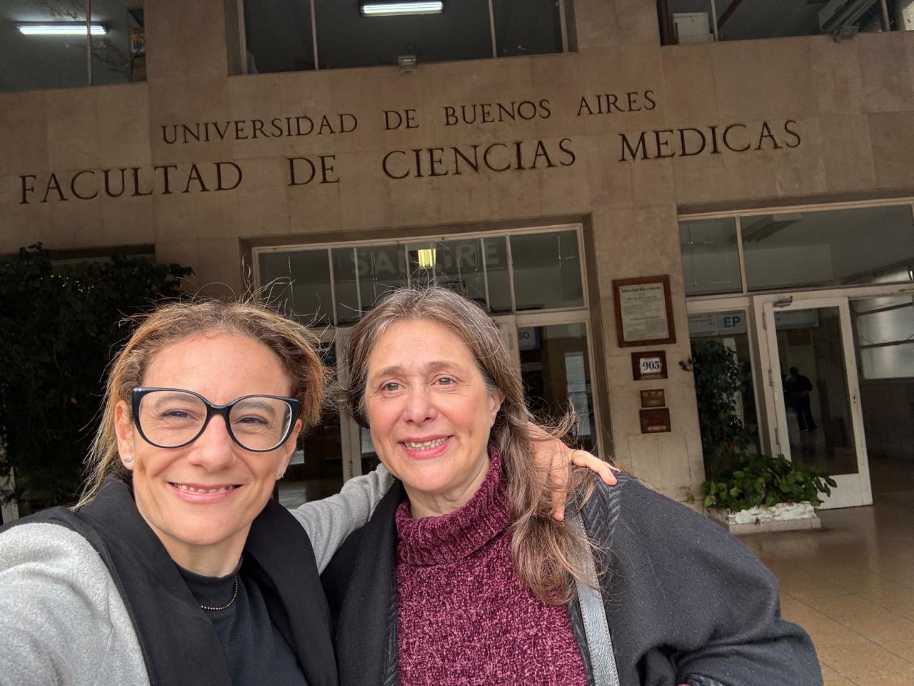 La imagen muestra a las profesoras Mariana Fullone y Mónica Curiel