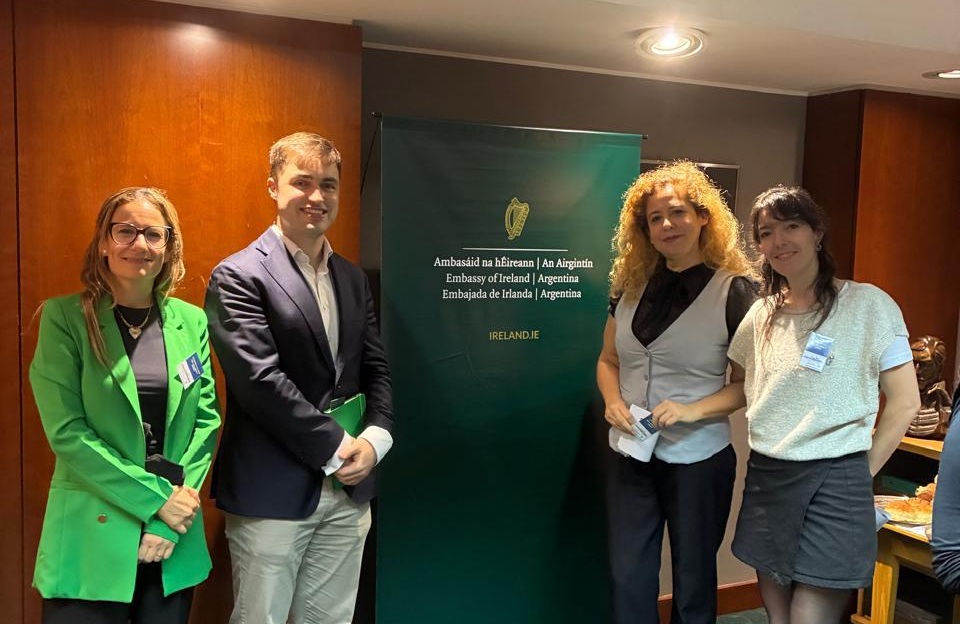 La imagen muestra una foto conjunta de las personas mencionadas en la nota