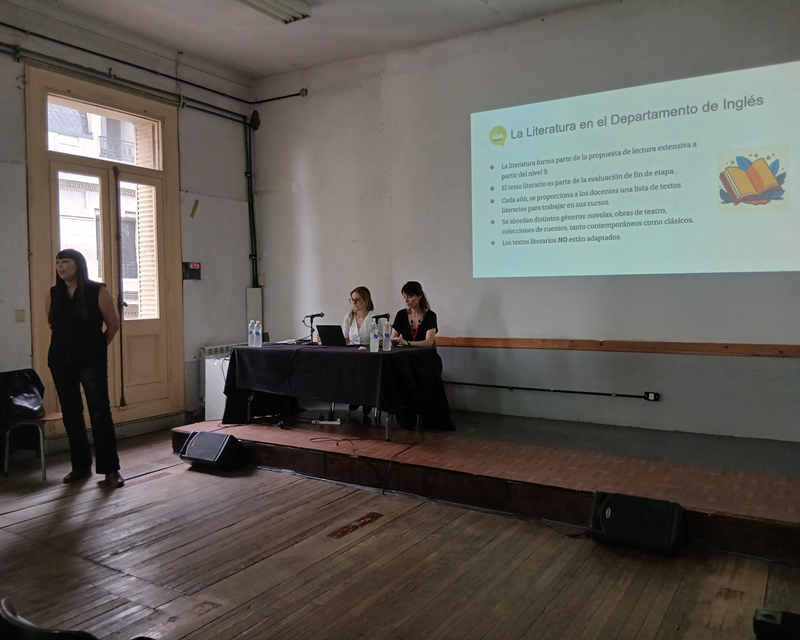 La imagen muestra a profesores durante el Labo