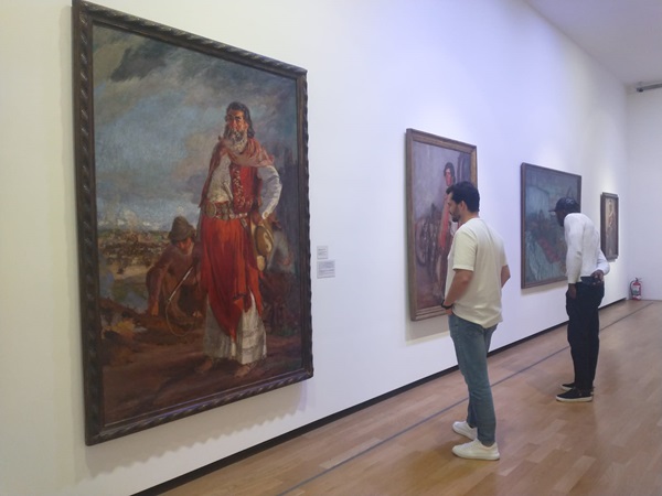 La imagen muestra a un estudiando mirando un cuadro en el Museo Nacionald de Bellas Artes
