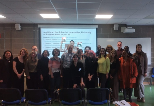 La prof. Lasa comparte propuestas consignadas en el libro Literatura y formación docente, del cual es editora y coautora. A su charla asistió el profesor Trevor O’Brien (margen derecho), que integra el Departamento de Psicología y Educación Inclusiva y especial y que en el año 2024 visitó la Facultad de Filosofía y Letras. En la foto pueden verse profesores de idioma provenientes de Estados Unidos, Holanda, Inglaterra, Bélgica, Francia, Alemania, Austria, Montenegro, Polonia y Tanzania.