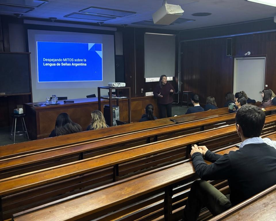 La imagen muestra el aula donde se realizó la charla