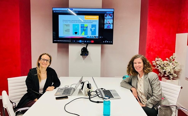 La imagen muestra a la profesora Mariana Fullone junto a estudintes