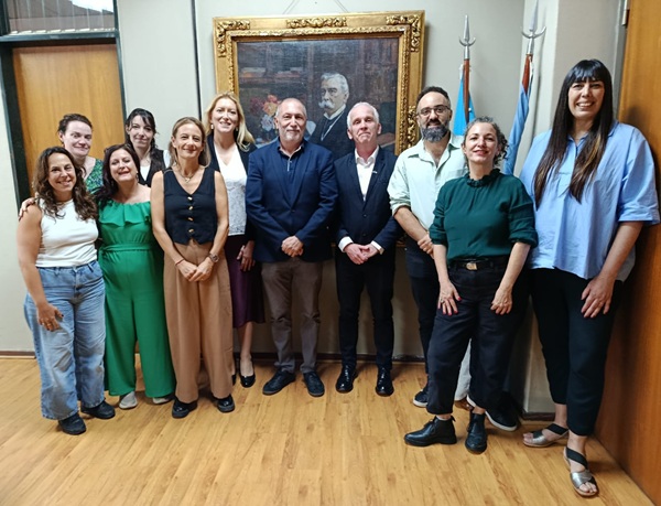 La imagen muestra una foto del encuentro en la Facultad