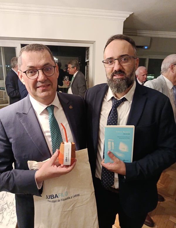 La imagen muestra una fotografía del evento