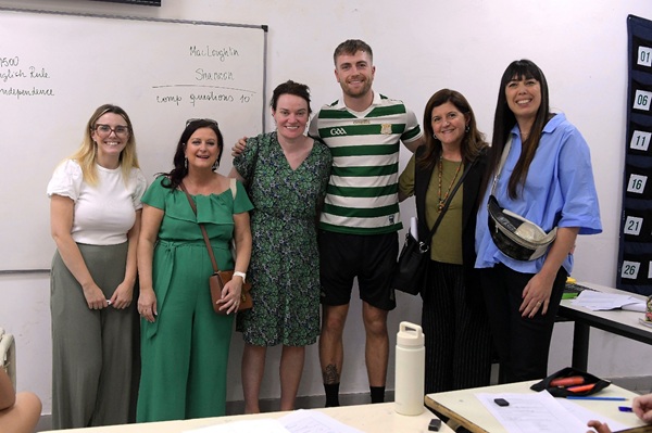 La imagen muestra una foto de la visita al colegio privado