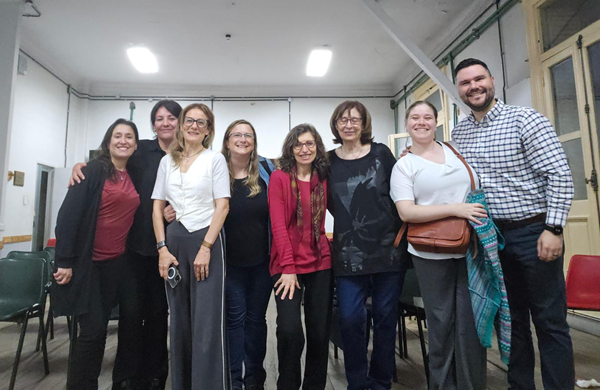 La imagen muestra una foto de profesores durante el evento