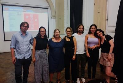 En la imagen se ve a las autoridades del Laboratorio de idiomas junto a miembros de ADEBAC