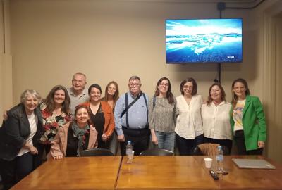 Foto grupal con docentes de la Universidad invitada y docentes del Laboratorio de idiomas