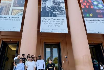 La imagen muestra a un grupo de etudiantes en las escaleras del Museo de Bellas Artes