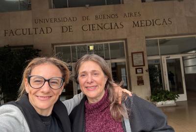 La imagen muestra a las profesoras Mariana Fullone y Mónica Curiel