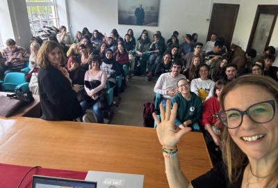 La imagen muestra a la profesora Mariana Fullone junto a estudiantes