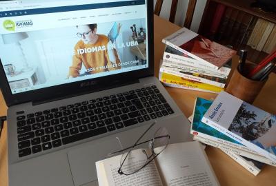 mesa con notebook y libros en francés anteojos sobre libro abierto