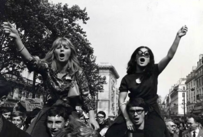La imagen muestra a dos mujeres en las manifestaciones del mayo francés