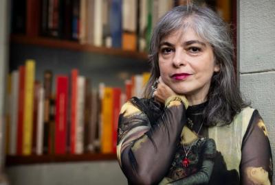 La imagen muestra a la escritora argentina Mariana Enriquez