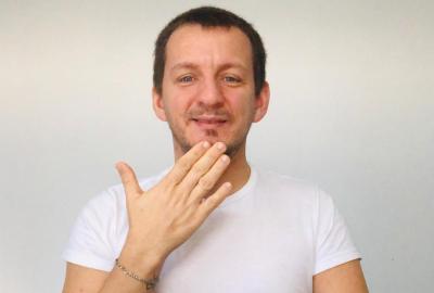 La imagen muesra a un profesor de LSA señando