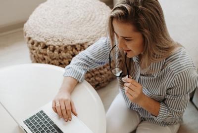mujer con computadora