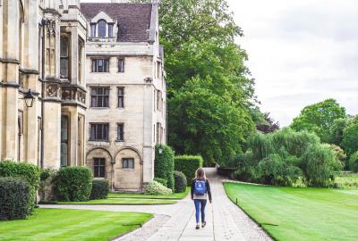 universidad de cambridge persona caminando por la vereda