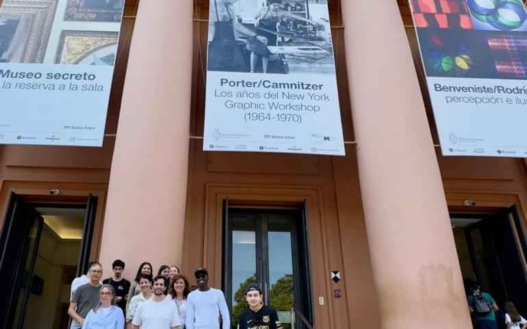La imagen muestra a un grupo de etudiantes en las escaleras del Museo de Bellas Artes
