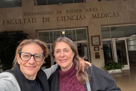 La imagen muestra a las profesoras Mariana Fullone y Mónica Curiel