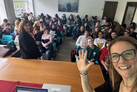 La imagen muestra a la profesora Mariana Fullone junto a estudiantes