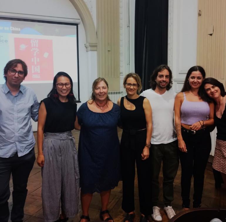 En la imagen se ve a las autoridades del Laboratorio de idiomas junto a miembros de ADEBAC