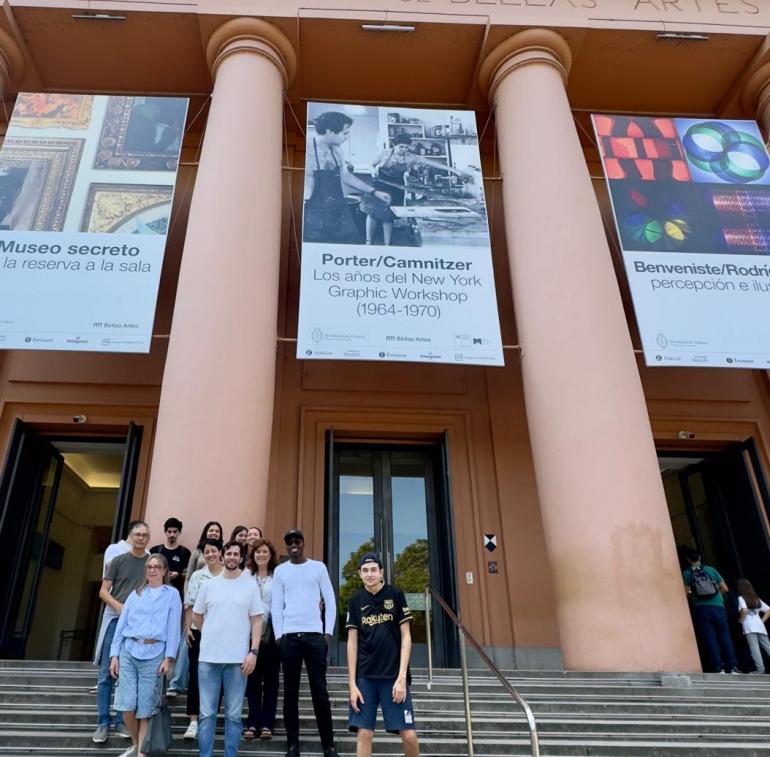 La imagen muestra a un grupo de etudiantes en las escaleras del Museo de Bellas Artes