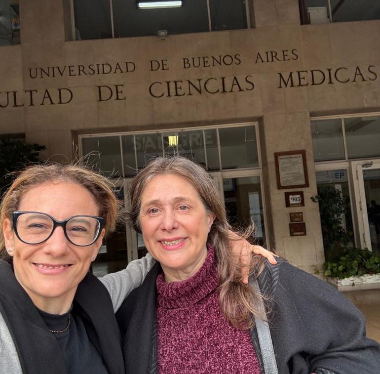 La imagen muestra a las profesoras Mariana Fullone y Mónica Curiel